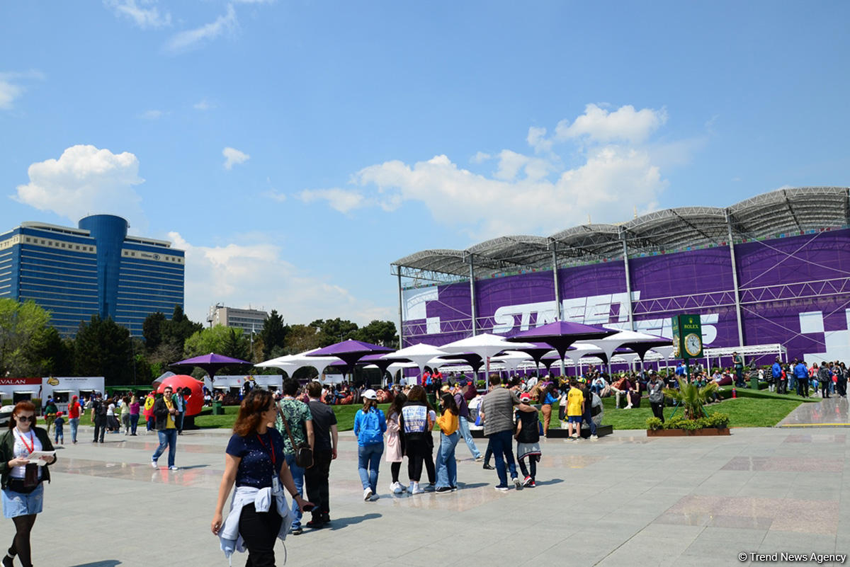 Formula 1 azarkeşləri Bakı bulvarında (FOTO)