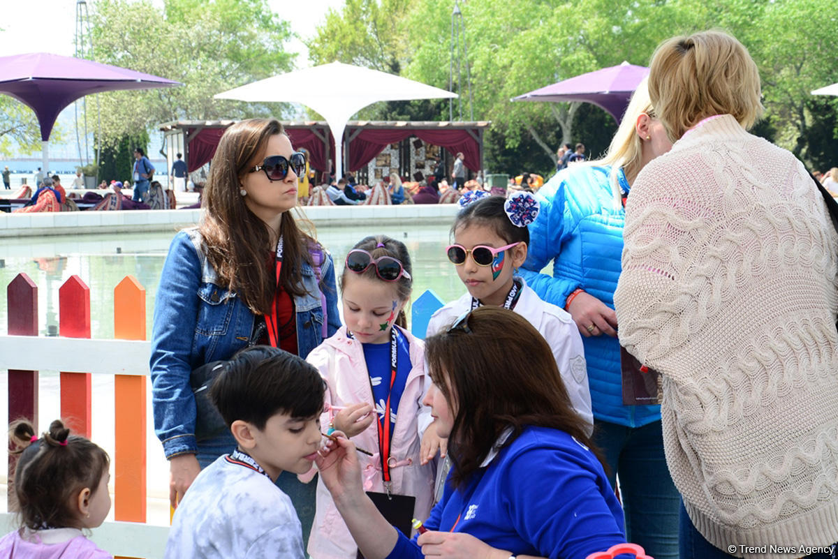Formula 1 azarkeşləri Bakı bulvarında (FOTO)