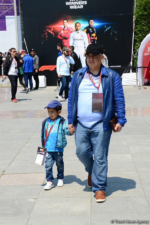 Formula 1 azarkeşləri Bakı bulvarında (FOTO)