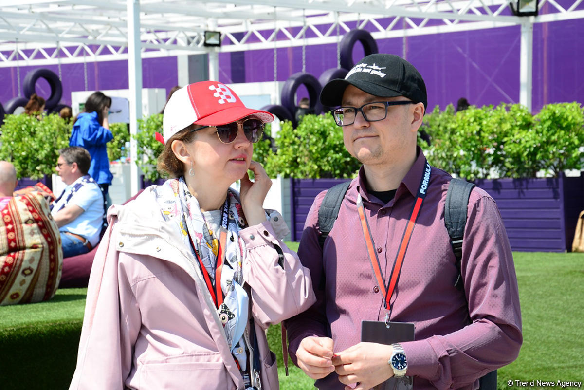 Formula 1 azarkeşləri Bakı bulvarında (FOTO)