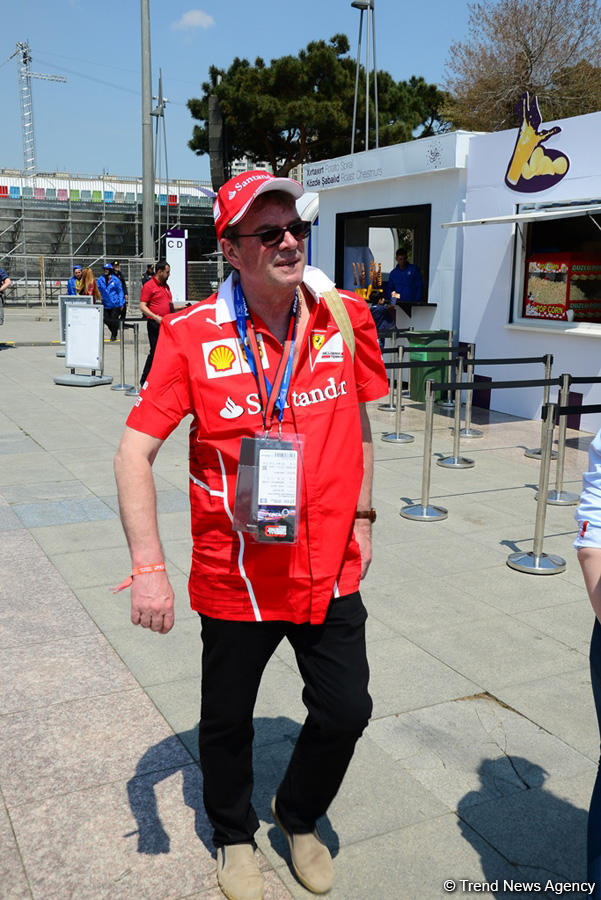Formula 1 azarkeşləri Bakı bulvarında (FOTO)