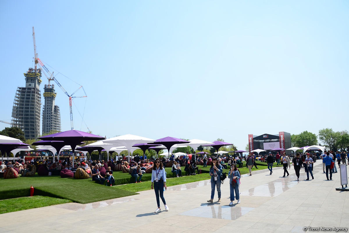 Formula 1 azarkeşləri Bakı bulvarında (FOTO)