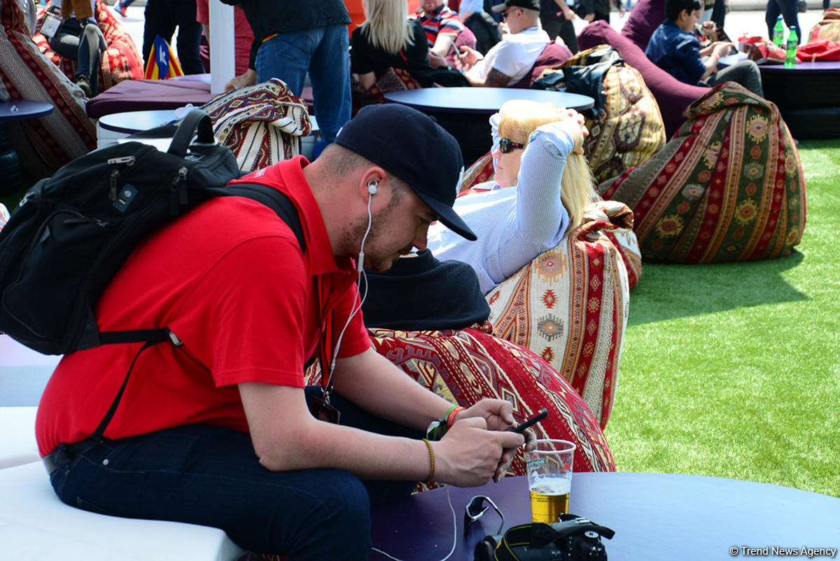 Formula 1 azarkeşləri Bakı bulvarında (FOTO)
