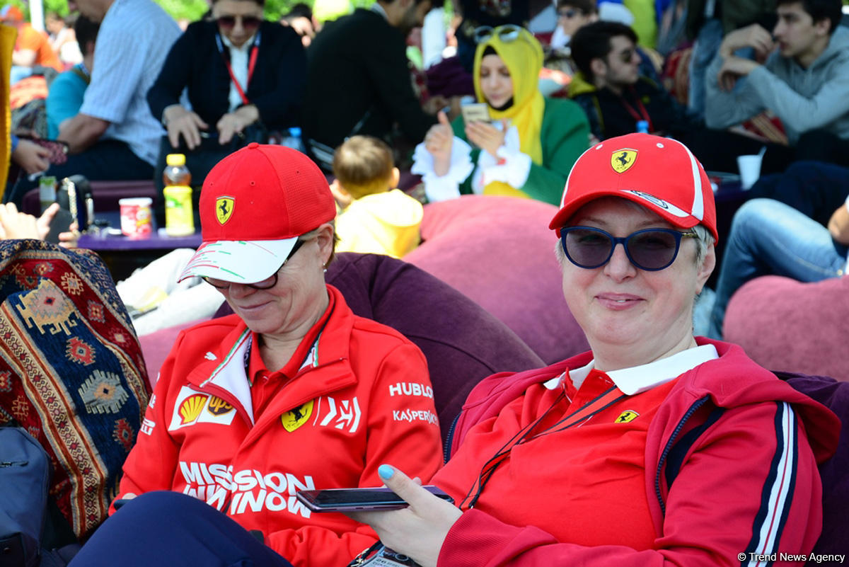 Formula 1 azarkeşləri Bakı bulvarında (FOTO)