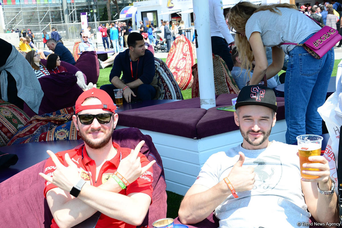 Formula 1 azarkeşləri Bakı bulvarında (FOTO)