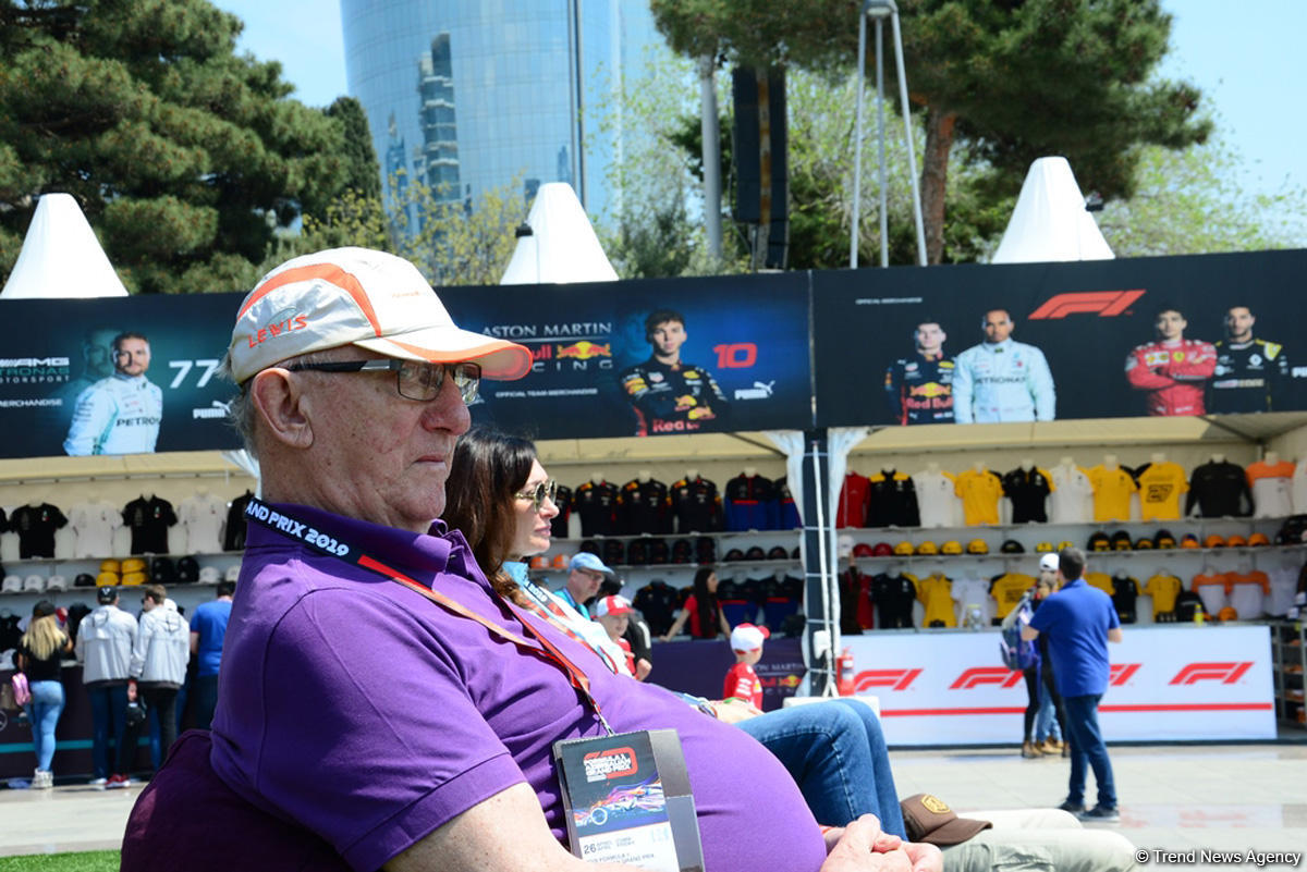 Formula 1 azarkeşləri Bakı bulvarında (FOTO)