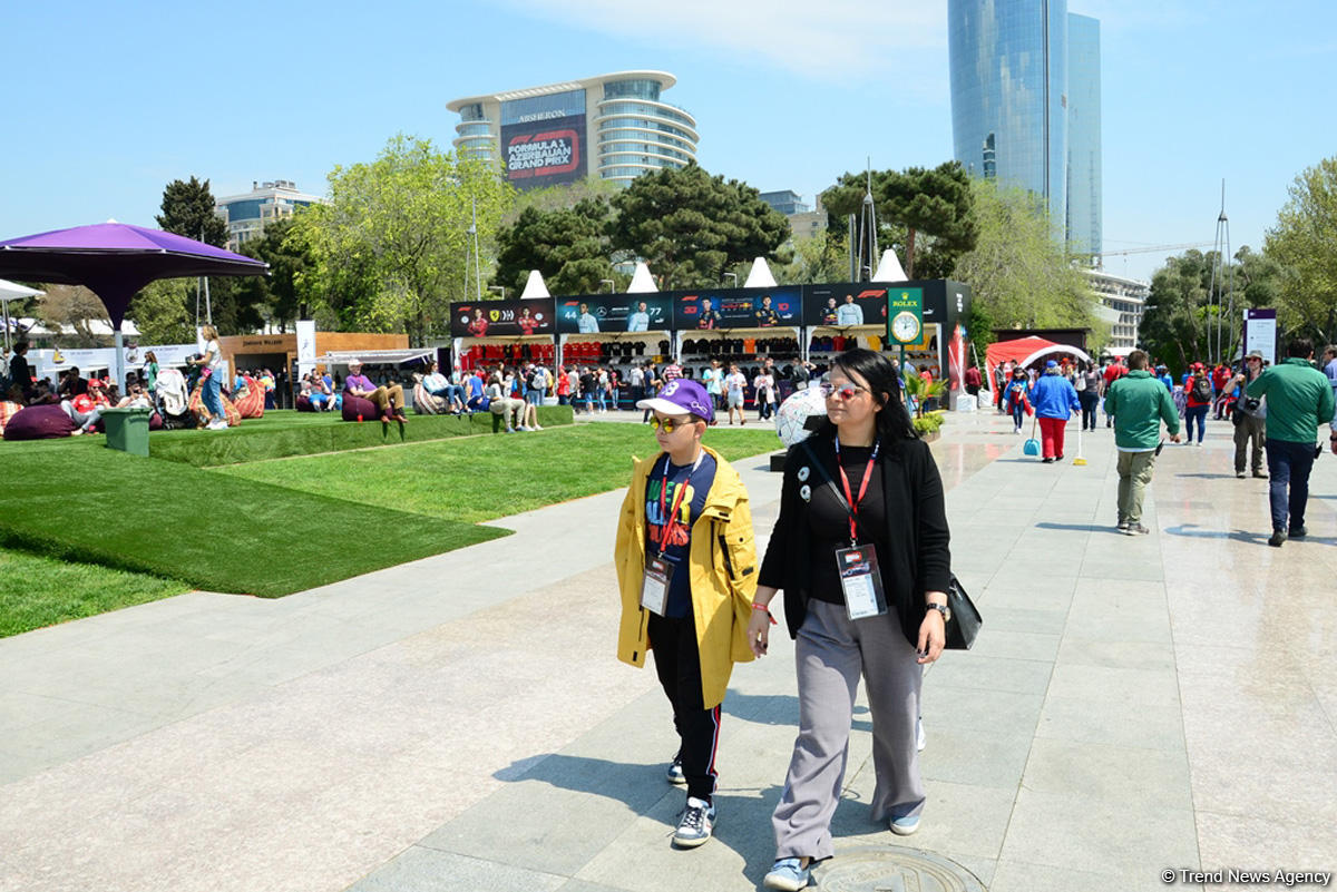 Formula 1 azarkeşləri Bakı bulvarında (FOTO)