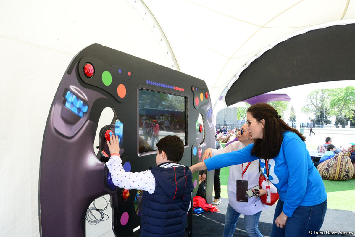 Formula 1 azarkeşləri Bakı bulvarında (FOTO)