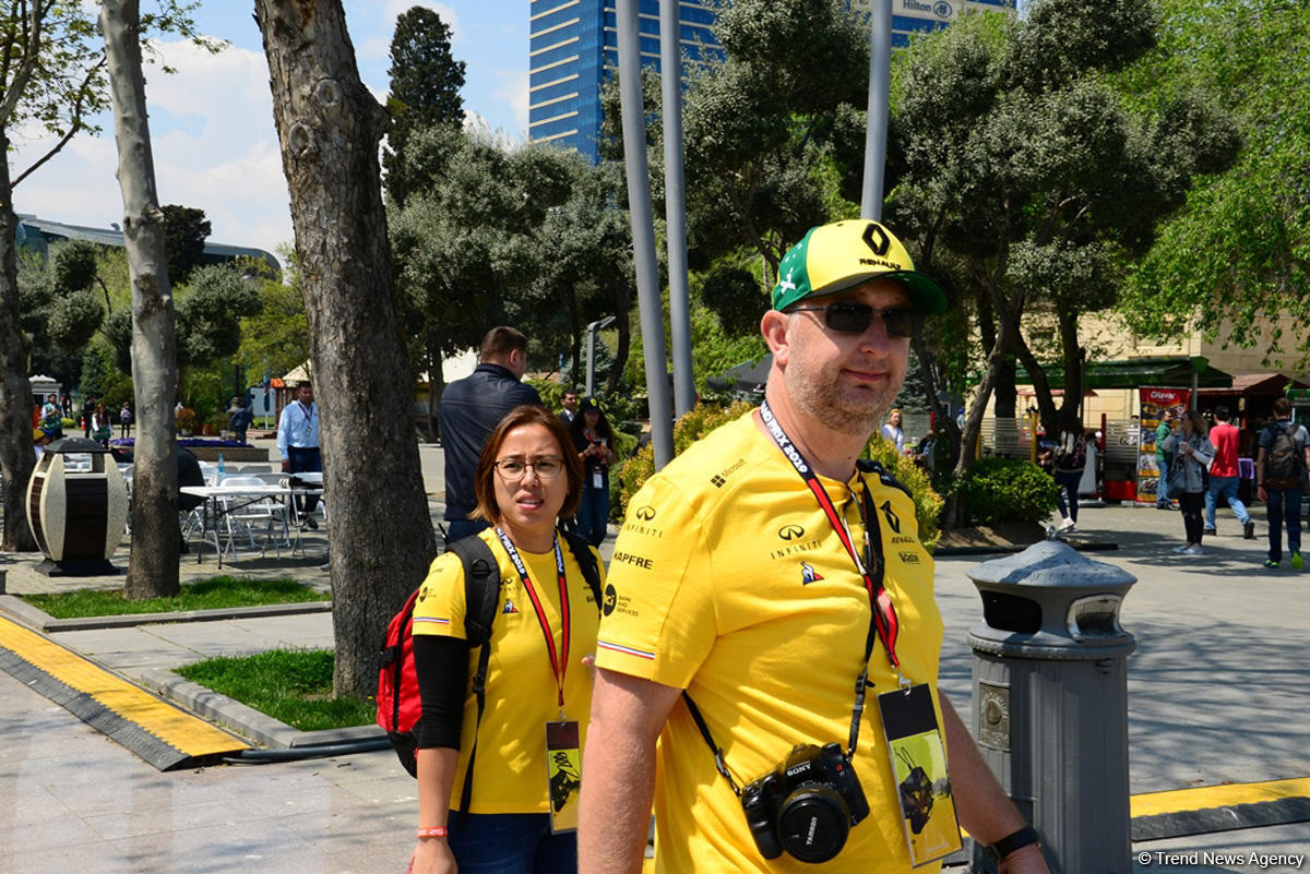 Formula 1 azarkeşləri Bakı bulvarında (FOTO)