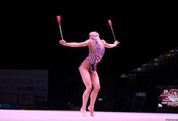 Bakıda Dünya Kubokunun "qızılı"nı gürzlərlə hərəkətdə Dina Averina qazandı