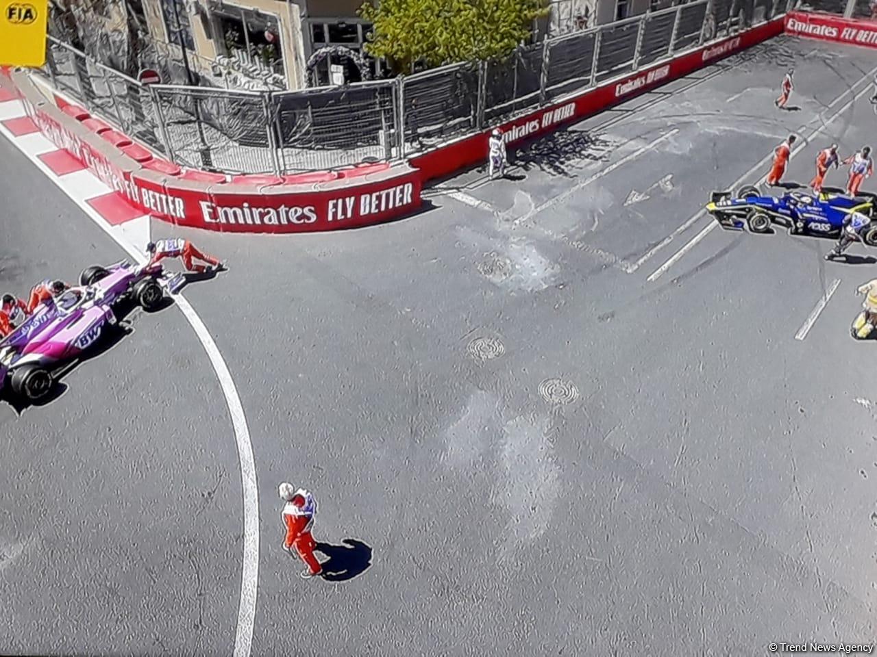 Bakıda F2-də zəncirvari qəza - 3 pilot yarışı dayandırdı (FOTO)