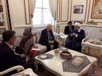 Allahşükür Paşazadə Ümumdünya Mədəniyyətlərarası Dialoq Forumunun iştirakçıları ilə görüşüb (FOTO)