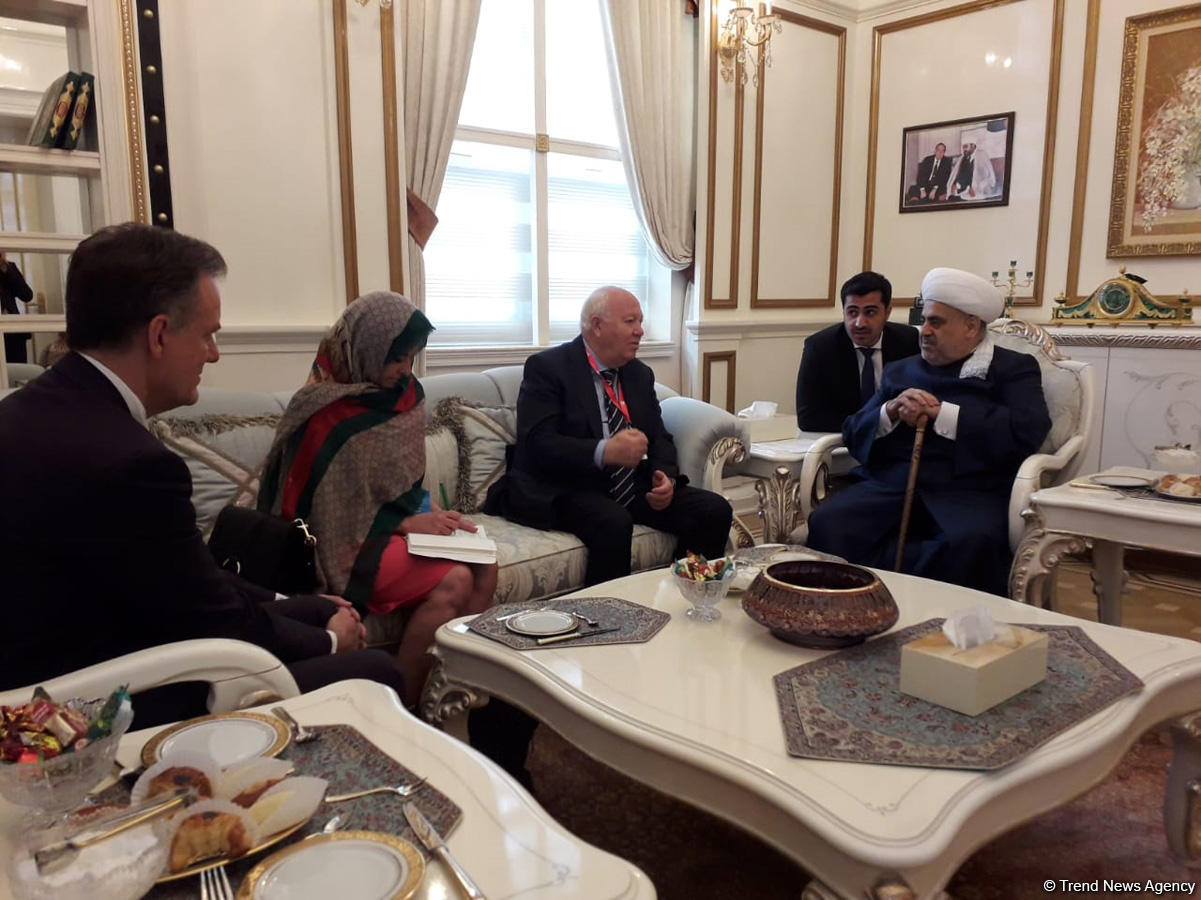 Allahşükür Paşazadə Ümumdünya Mədəniyyətlərarası Dialoq Forumunun iştirakçıları ilə görüşüb (FOTO)