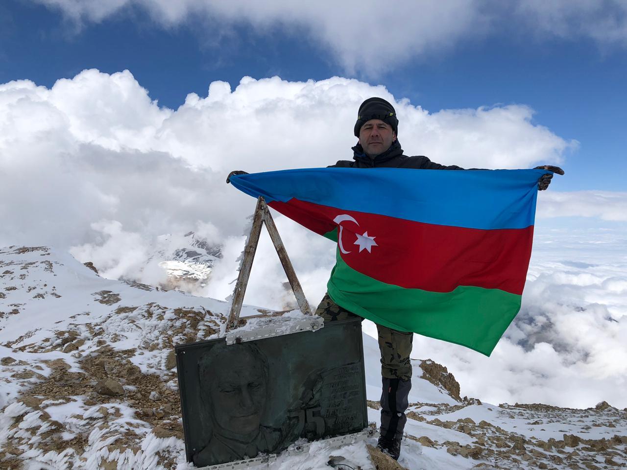 "Heydər zirvəsi"nə yürüş (FOTO)