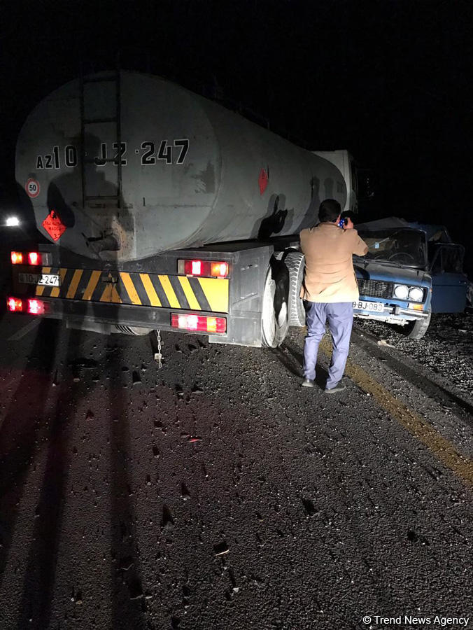 Bakı-Şamaxı yolunda qəza: betondaşıyan maşın "VAZ"la toqquşdu (FOTO)