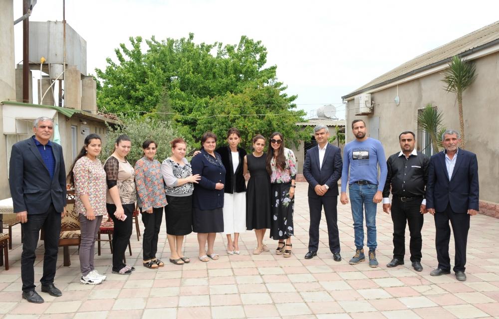 Azərbaycanın Birinci vitse-prezidenti Mehriban Əliyeva Bakının Kürdəxanı qəsəbəsində olub (FOTO)