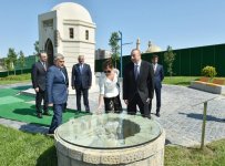 Prezident İlham Əliyev və birinci xanım Mehriban Əliyeva Təzəpir məscidinin qarşısındakı bağın və Füzuli küçəsi boyunca salınmış Mərkəzi Parkın açılışında iştirak ediblər (YENİLƏNİB) (FOTO)