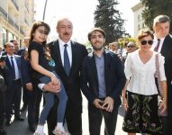 Prezident İlham Əliyev və birinci xanım Mehriban Əliyeva Təzəpir məscidinin qarşısındakı bağın və Füzuli küçəsi boyunca salınmış Mərkəzi Parkın açılışında iştirak ediblər (YENİLƏNİB) (FOTO)