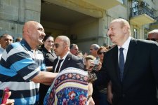 Prezident İlham Əliyev və birinci xanım Mehriban Əliyeva Təzəpir məscidinin qarşısındakı bağın və Füzuli küçəsi boyunca salınmış Mərkəzi Parkın açılışında iştirak ediblər (YENİLƏNİB) (FOTO)