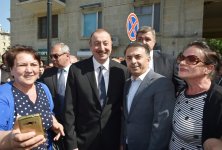 Prezident İlham Əliyev və birinci xanım Mehriban Əliyeva Təzəpir məscidinin qarşısındakı bağın və Füzuli küçəsi boyunca salınmış Mərkəzi Parkın açılışında iştirak ediblər (YENİLƏNİB) (FOTO)
