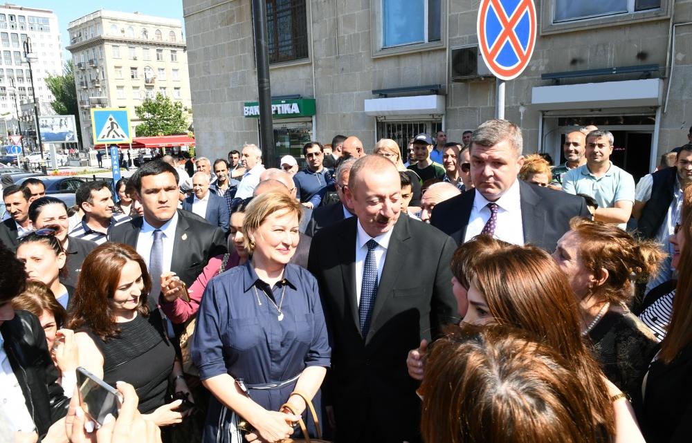Prezident İlham Əliyev və birinci xanım Mehriban Əliyeva Təzəpir məscidinin qarşısındakı bağın və Füzuli küçəsi boyunca salınmış Mərkəzi Parkın açılışında iştirak ediblər (YENİLƏNİB) (FOTO)