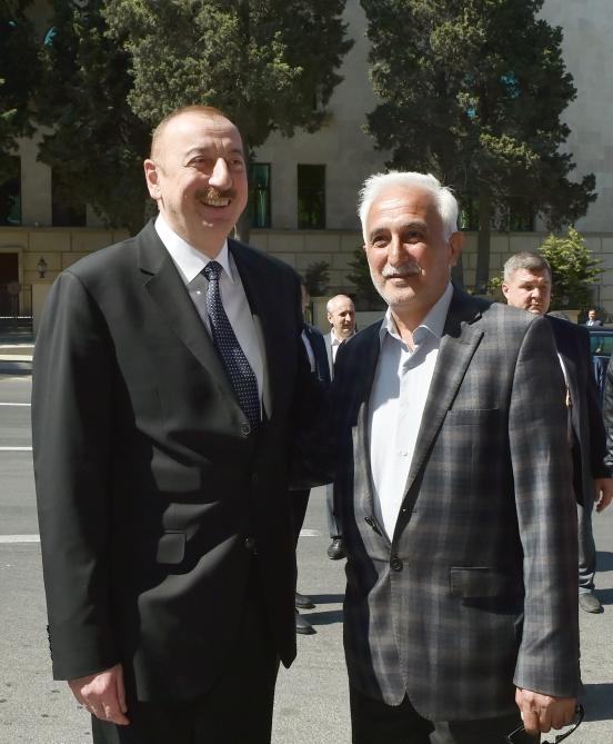 Prezident İlham Əliyev və birinci xanım Mehriban Əliyeva Təzəpir məscidinin qarşısındakı bağın və Füzuli küçəsi boyunca salınmış Mərkəzi Parkın açılışında iştirak ediblər (YENİLƏNİB) (FOTO)