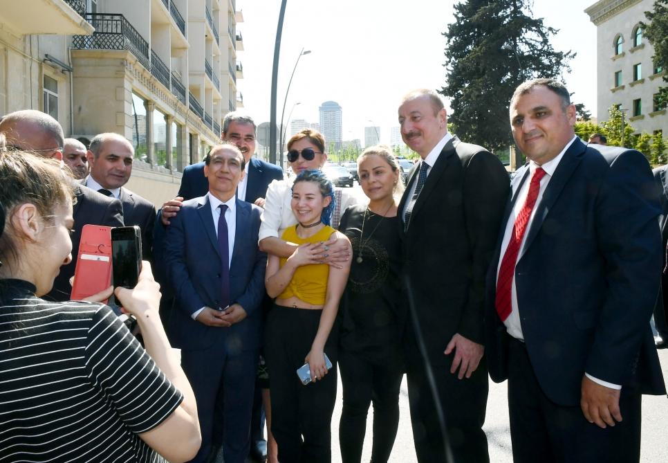 Prezident İlham Əliyev və birinci xanım Mehriban Əliyeva Təzəpir məscidinin qarşısındakı bağın və Füzuli küçəsi boyunca salınmış Mərkəzi Parkın açılışında iştirak ediblər (YENİLƏNİB) (FOTO)