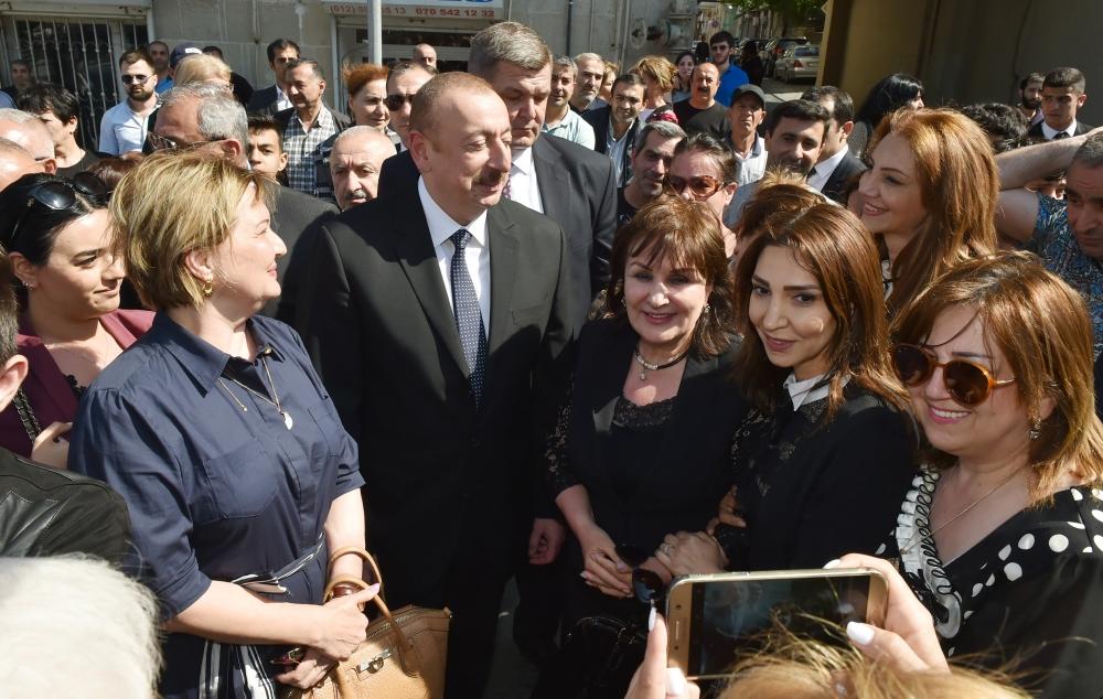 Prezident İlham Əliyev və birinci xanım Mehriban Əliyeva Təzəpir məscidinin qarşısındakı bağın və Füzuli küçəsi boyunca salınmış Mərkəzi Parkın açılışında iştirak ediblər (YENİLƏNİB) (FOTO)