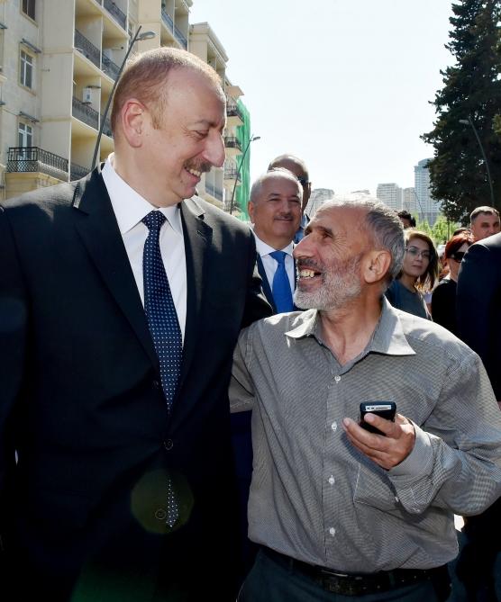 Prezident İlham Əliyev və birinci xanım Mehriban Əliyeva Təzəpir məscidinin qarşısındakı bağın və Füzuli küçəsi boyunca salınmış Mərkəzi Parkın açılışında iştirak ediblər (YENİLƏNİB) (FOTO)