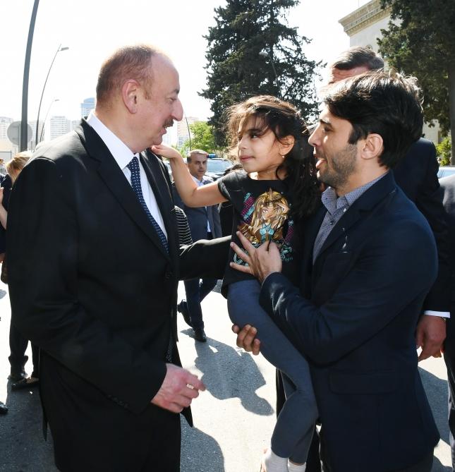 Prezident İlham Əliyev və birinci xanım Mehriban Əliyeva Təzəpir məscidinin qarşısındakı bağın və Füzuli küçəsi boyunca salınmış Mərkəzi Parkın açılışında iştirak ediblər (YENİLƏNİB) (FOTO)