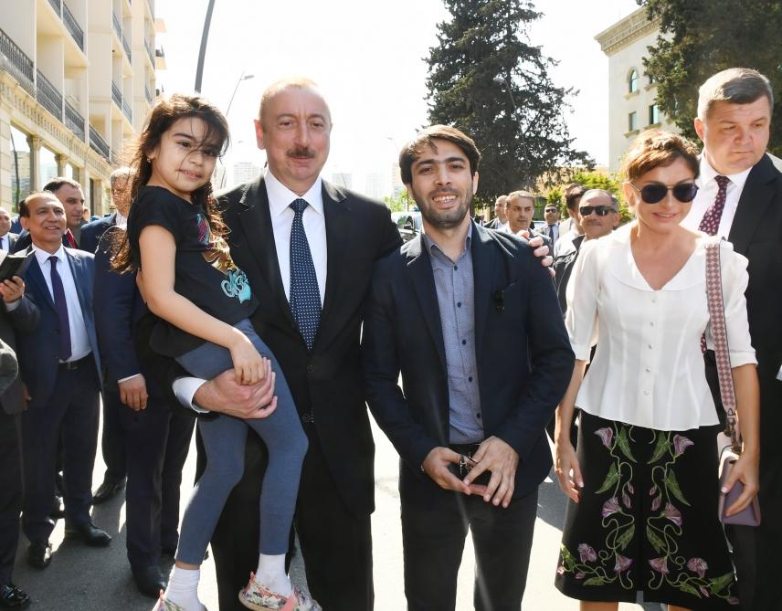 Prezident İlham Əliyev və birinci xanım Mehriban Əliyeva Təzəpir məscidinin qarşısındakı bağın və Füzuli küçəsi boyunca salınmış Mərkəzi Parkın açılışında iştirak ediblər (YENİLƏNİB) (FOTO)