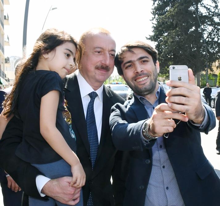 Prezident İlham Əliyev və birinci xanım Mehriban Əliyeva Təzəpir məscidinin qarşısındakı bağın və Füzuli küçəsi boyunca salınmış Mərkəzi Parkın açılışında iştirak ediblər (YENİLƏNİB) (FOTO)