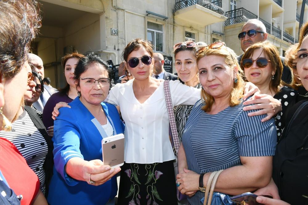 Prezident İlham Əliyev və birinci xanım Mehriban Əliyeva Təzəpir məscidinin qarşısındakı bağın və Füzuli küçəsi boyunca salınmış Mərkəzi Parkın açılışında iştirak ediblər (YENİLƏNİB) (FOTO)