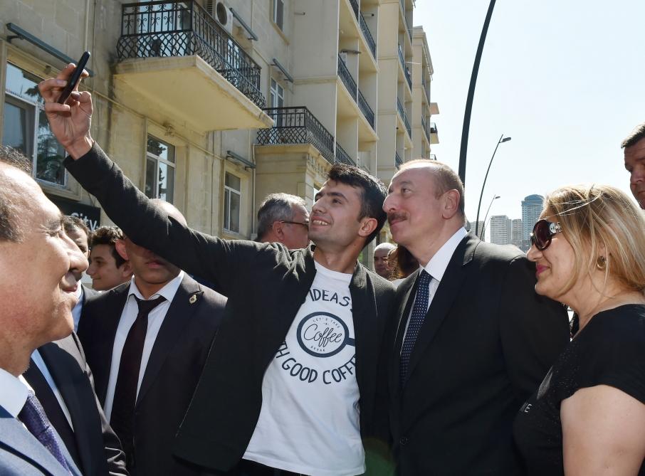 Prezident İlham Əliyev və birinci xanım Mehriban Əliyeva Təzəpir məscidinin qarşısındakı bağın və Füzuli küçəsi boyunca salınmış Mərkəzi Parkın açılışında iştirak ediblər (YENİLƏNİB) (FOTO)