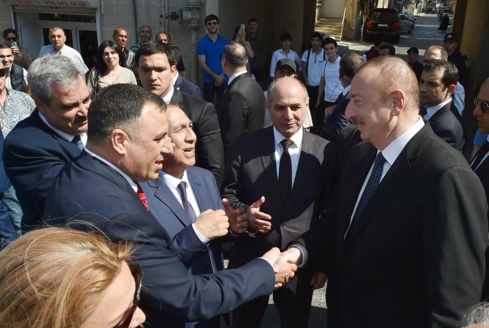 Prezident İlham Əliyev və birinci xanım Mehriban Əliyeva Təzəpir məscidinin qarşısındakı bağın və Füzuli küçəsi boyunca salınmış Mərkəzi Parkın açılışında iştirak ediblər (YENİLƏNİB) (FOTO)