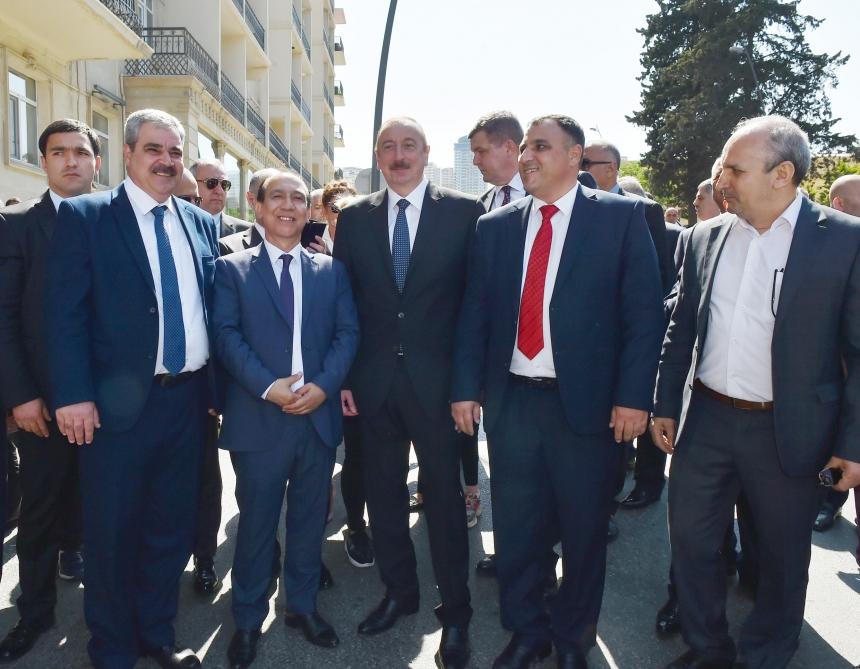 Prezident İlham Əliyev və birinci xanım Mehriban Əliyeva Təzəpir məscidinin qarşısındakı bağın və Füzuli küçəsi boyunca salınmış Mərkəzi Parkın açılışında iştirak ediblər (YENİLƏNİB) (FOTO)