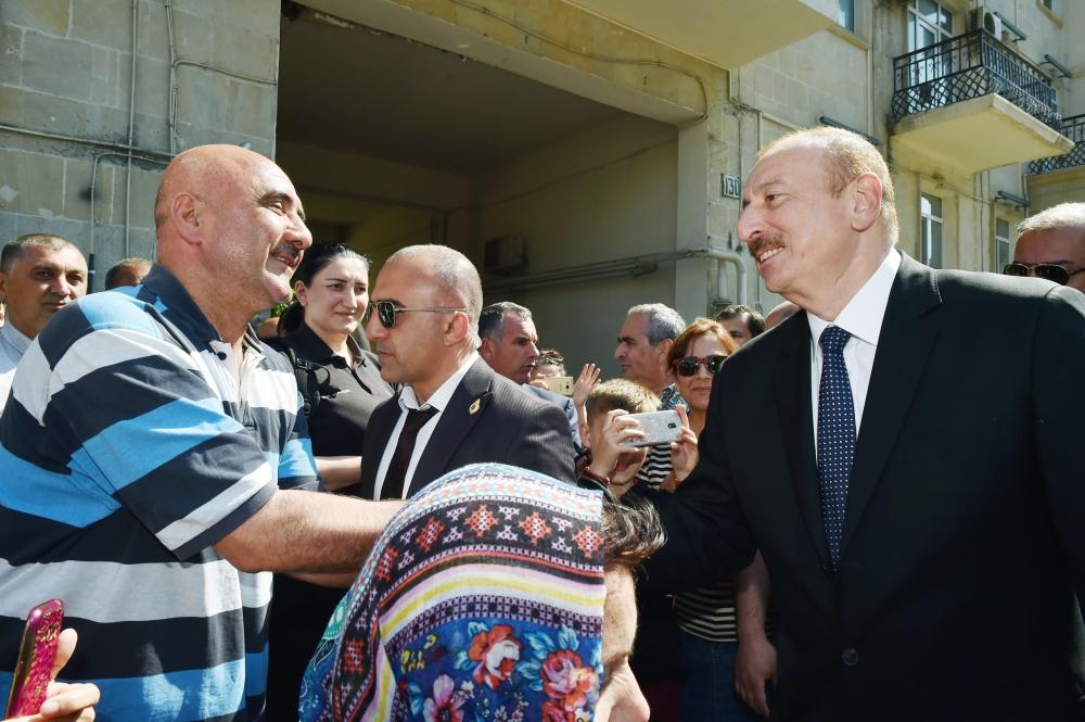 Prezident İlham Əliyev və birinci xanım Mehriban Əliyeva Təzəpir məscidinin qarşısındakı bağın və Füzuli küçəsi boyunca salınmış Mərkəzi Parkın açılışında iştirak ediblər (YENİLƏNİB) (FOTO)