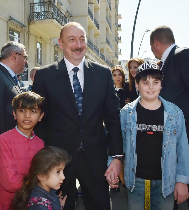 Prezident İlham Əliyev və birinci xanım Mehriban Əliyeva Təzəpir məscidinin qarşısındakı bağın və Füzuli küçəsi boyunca salınmış Mərkəzi Parkın açılışında iştirak ediblər (YENİLƏNİB) (FOTO)