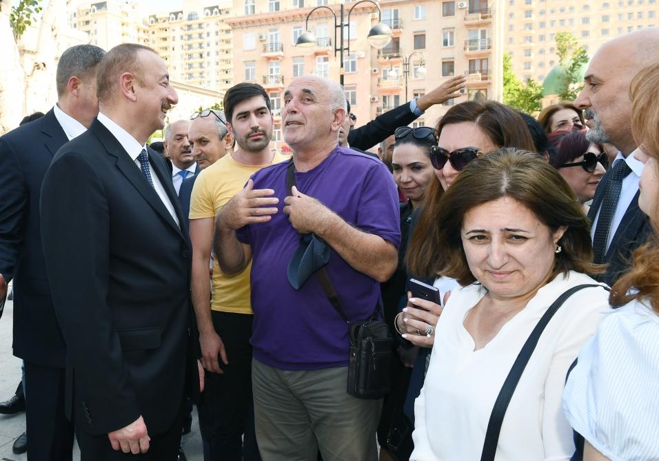 Prezident İlham Əliyev və birinci xanım Mehriban Əliyeva Təzəpir məscidinin qarşısındakı bağın və Füzuli küçəsi boyunca salınmış Mərkəzi Parkın açılışında iştirak ediblər (YENİLƏNİB) (FOTO)