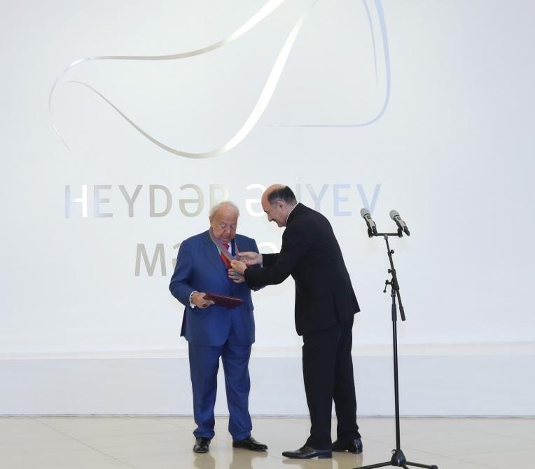 Heydər Əliyev Fondunun vitse-prezidenti Leyla Əliyeva dünya şöhrətli rəssam Zurab Seretelinin sərgisinin açılış mərasimində iştirak edib (FOTO)