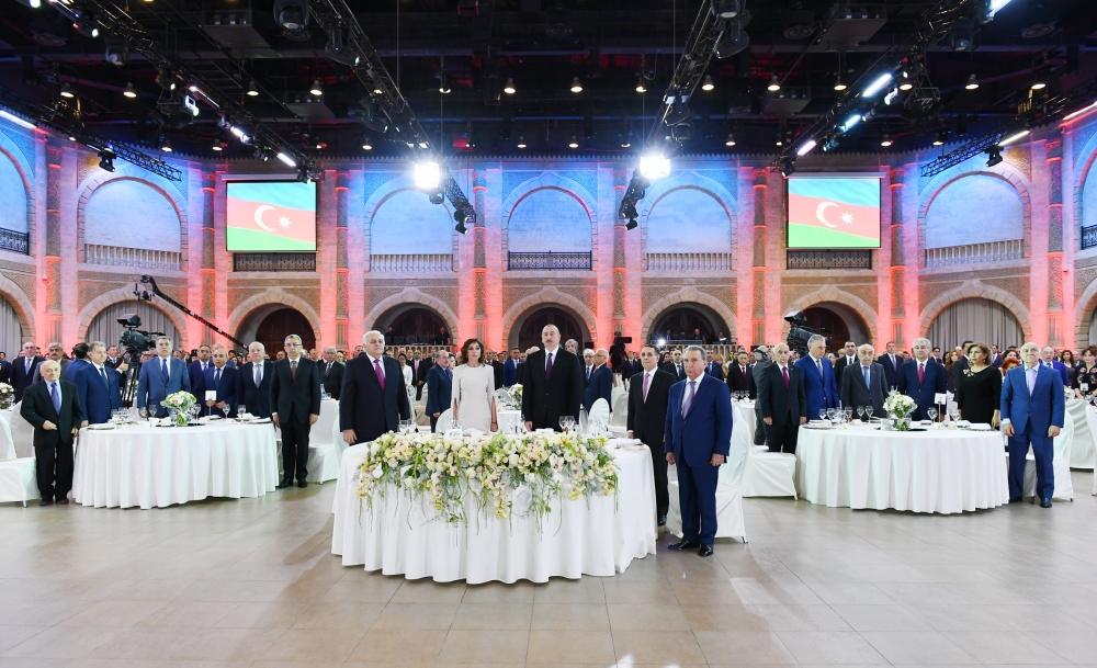 Prezident İlham Əliyev və birinci xanım Mehriban Əliyeva 28 May – Respublika Günü münasibətilə keçirilən rəsmi qəbulda iştirak ediblər (YENİLƏNİB) (FOTO)