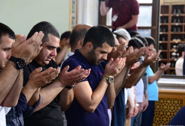 Ramazan bayramı münasibətilə Təzə Pir məscidində bayram namazı qılınıb (FOTO)