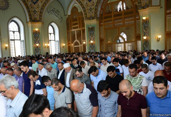 Azərbaycanın məscidlərində bayram namazı qılınıb
