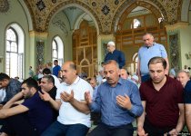 Ramazan bayramı münasibətilə Təzə Pir məscidində bayram namazı qılınıb (FOTO)