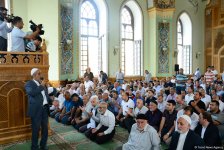 Ramazan bayramı münasibətilə Təzə Pir məscidində bayram namazı qılınıb (FOTO)