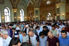 Ramazan bayramı münasibətilə Təzə Pir məscidində bayram namazı qılınıb (FOTO)