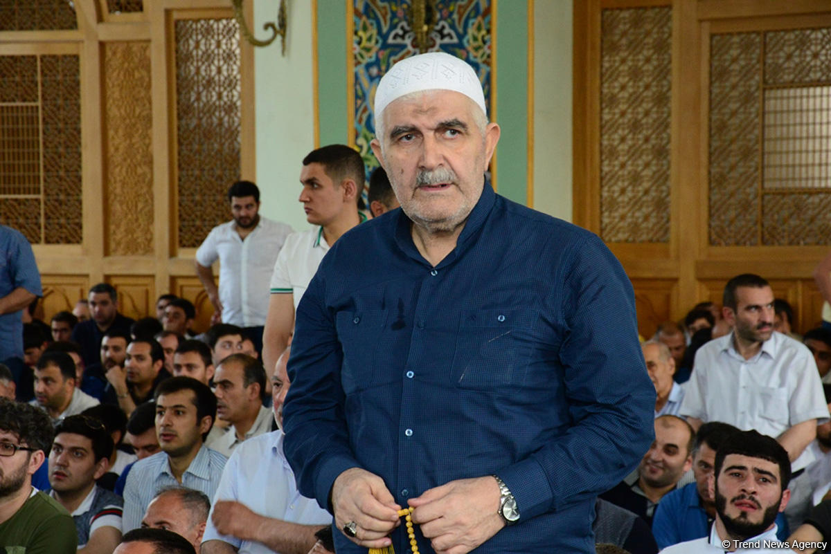 Ramazan bayramı münasibətilə Təzə Pir məscidində bayram namazı qılınıb (FOTO)