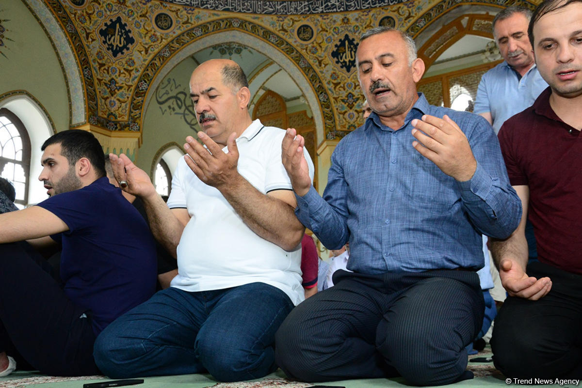 Ramazan bayramı münasibətilə Təzə Pir məscidində bayram namazı qılınıb (FOTO)