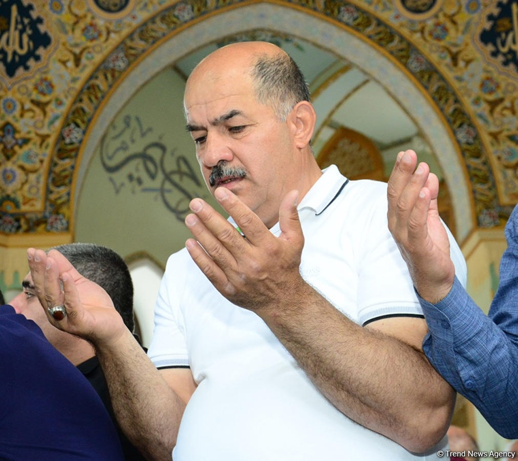 Ramazan bayramı münasibətilə Təzə Pir məscidində bayram namazı qılınıb (FOTO)