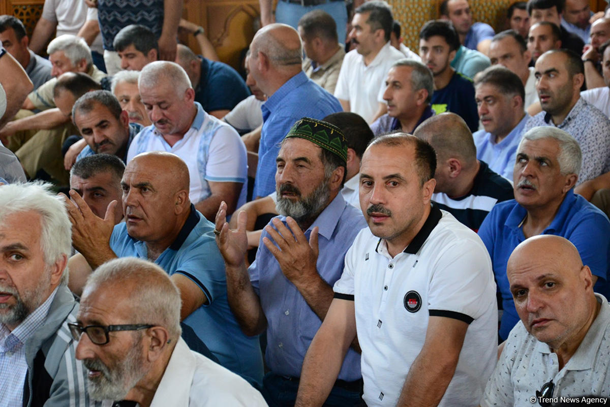 Ramazan bayramı münasibətilə Təzə Pir məscidində bayram namazı qılınıb (FOTO)
